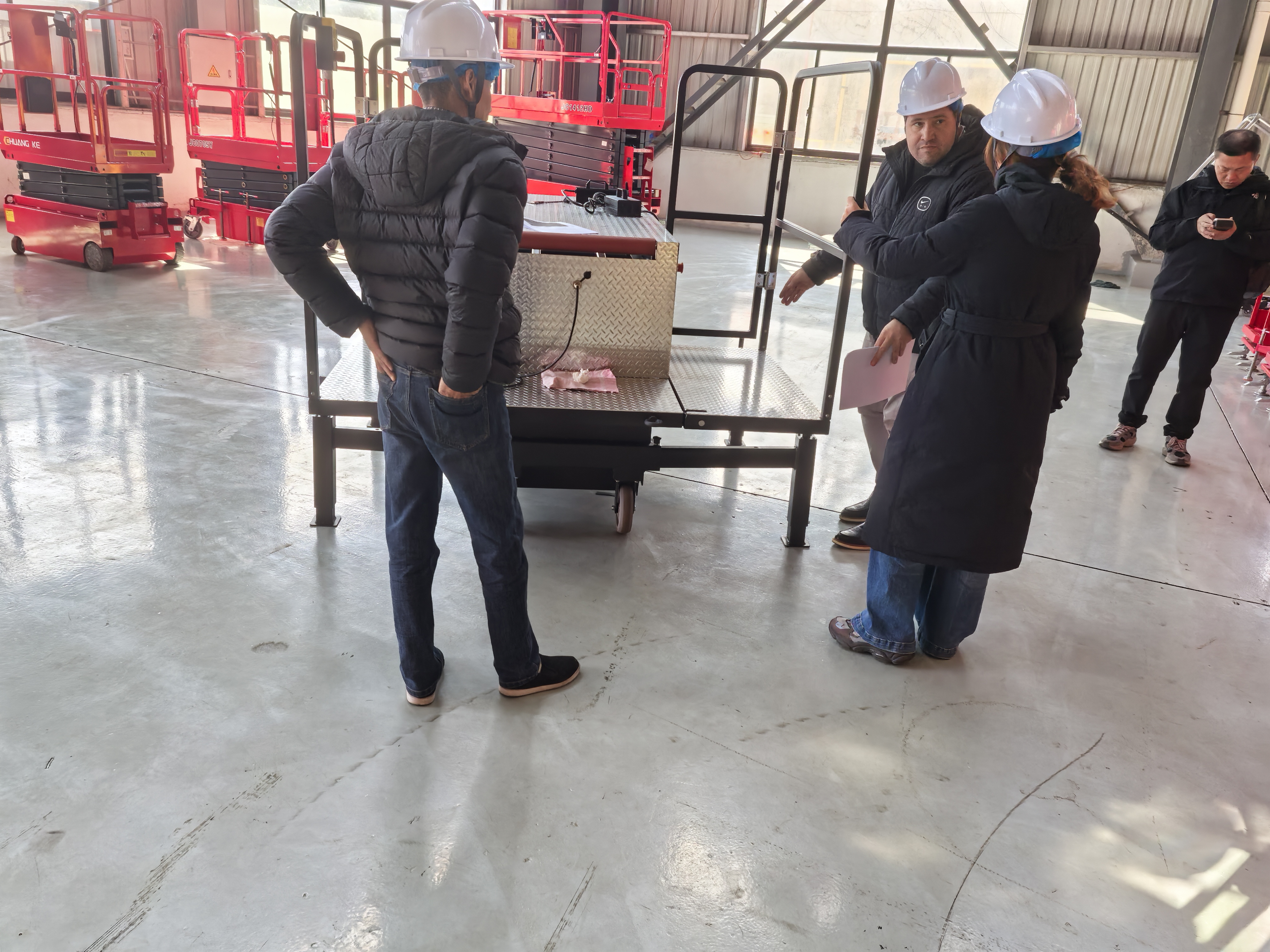 Clientes brasileiros visitam a Zhejiang Wizplus Smart Equipment Ltd. para orientar a produção de elevadores personalizados